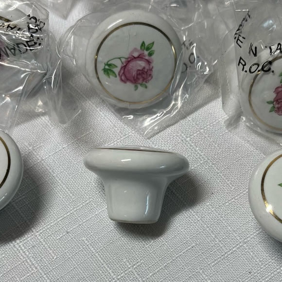 Vintage. Porcelain Knobs with Pink Rose Design. Set of 9. NEW. screws included - Picture 3 of 5